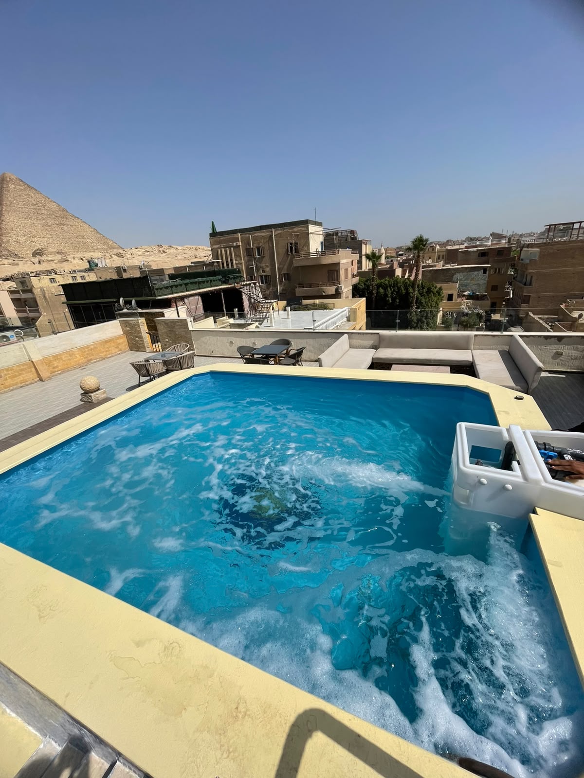Rooftop swimming pool with filtration unit
